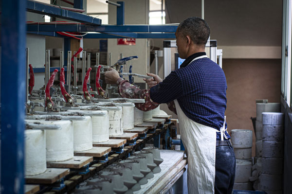Fujian Dehua Huide ceramics Co., Ltd. was established in 2001.